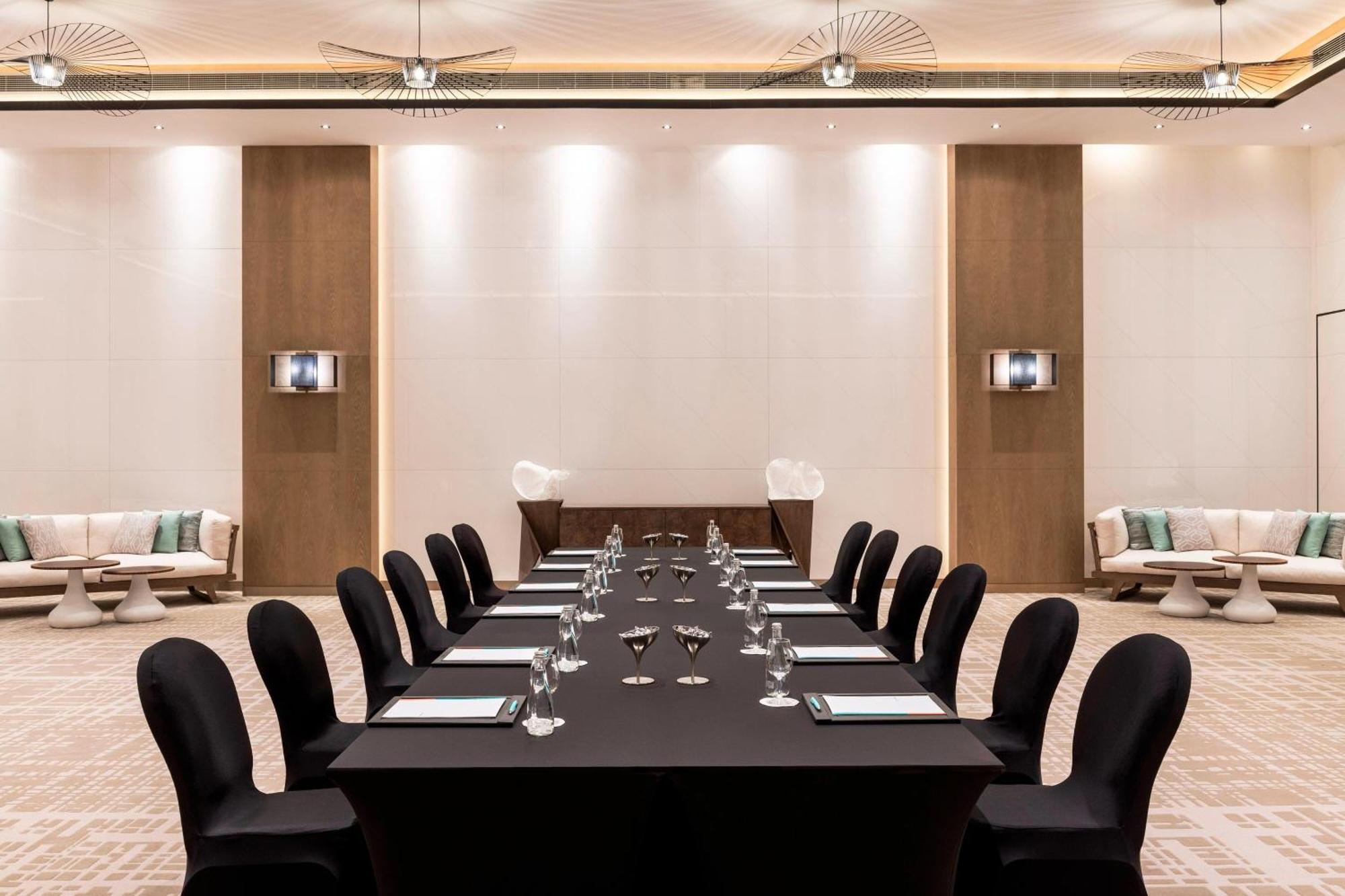 Le Royal Meridien & सहारा 5*